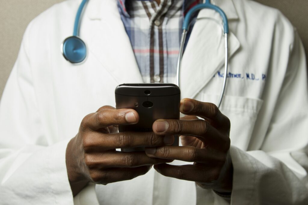 How the placebo effect works. Doctor in a white coat with a stethoscope holding a smartphone, shown in a WordPress post editor for an article about how the placebo effect works